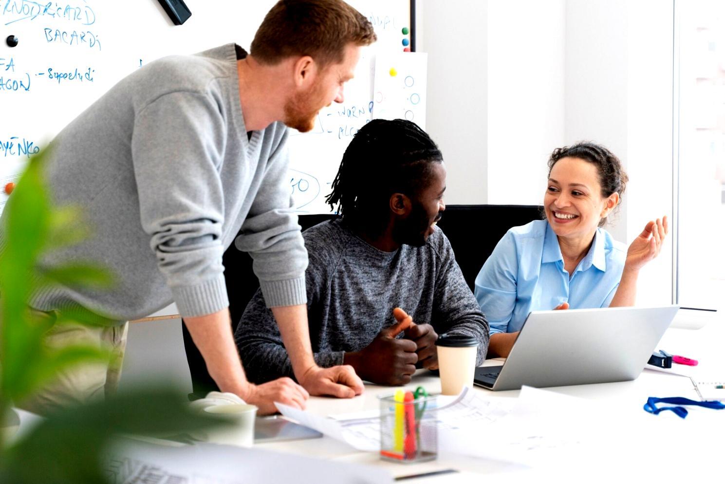 Análisis financiero profesional con gráficos y herramientas de evaluación empresarial