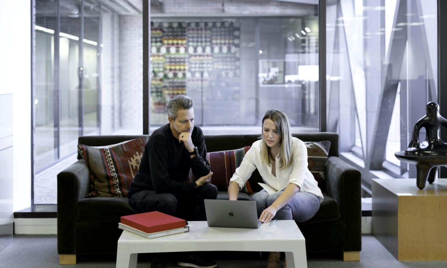 Especialistas analizando indicadores financieros y datos de liquidez